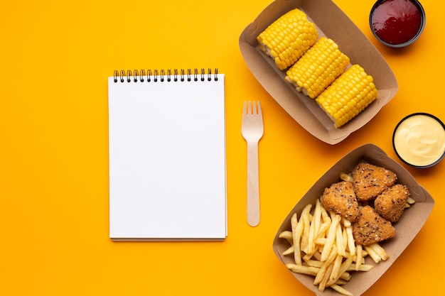 Foto gratuita vista superior arreglo de alimentos con notebook