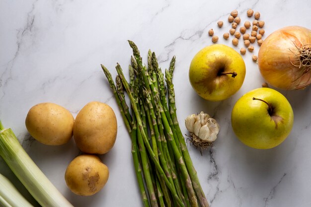 Vista superior arreglo de alimentos saludables