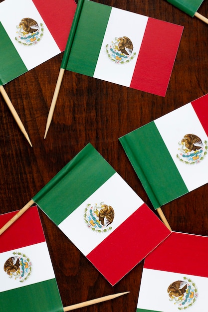 Vista superior arreglo de banderas mexicanas