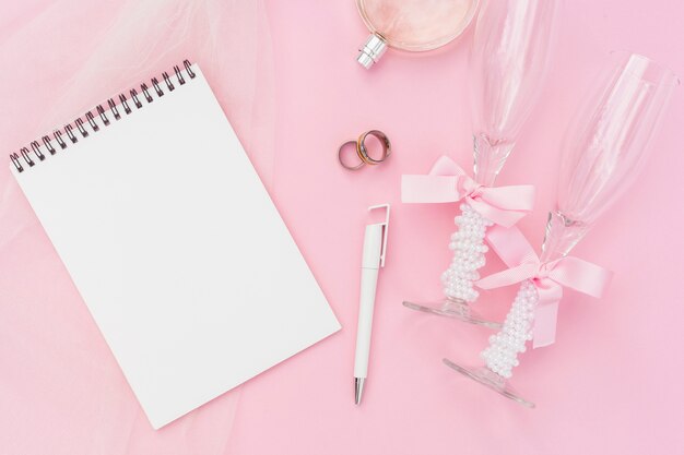 Foto gratuita vista superior arreglo de boda artística sobre fondo rosa