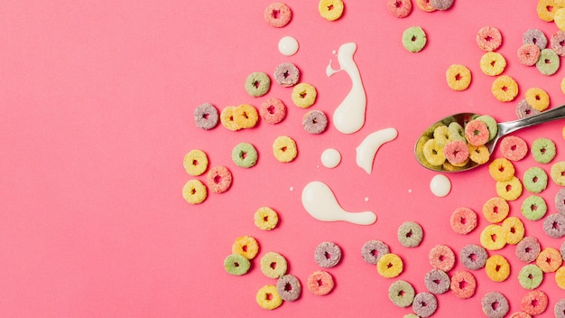 Foto gratuita vista superior arreglo con cereales sobre fondo rosa