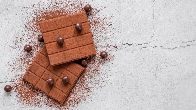 Foto gratuita vista superior arreglo de chocolate dulce con espacio de copia