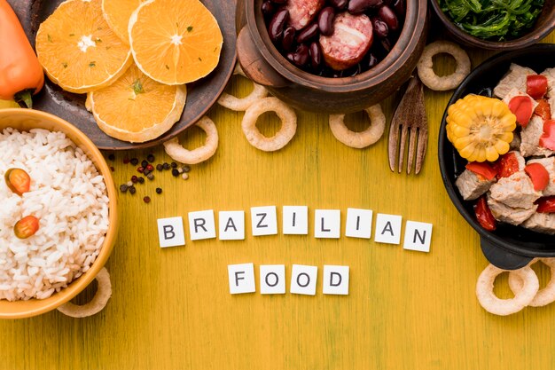 Vista superior del arreglo de comida brasileña
