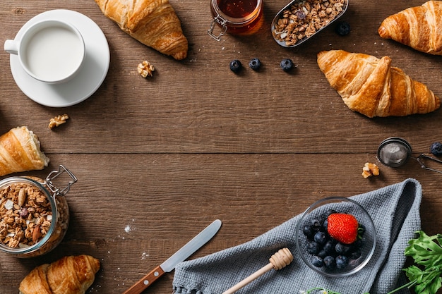 Vista superior arreglo de comida de desayuno sabroso con espacio de copia