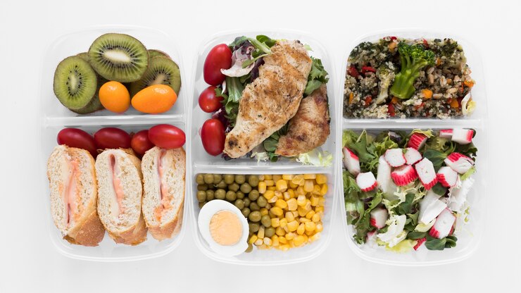 Foto gratuito vista superior arreglo comida nutritiva