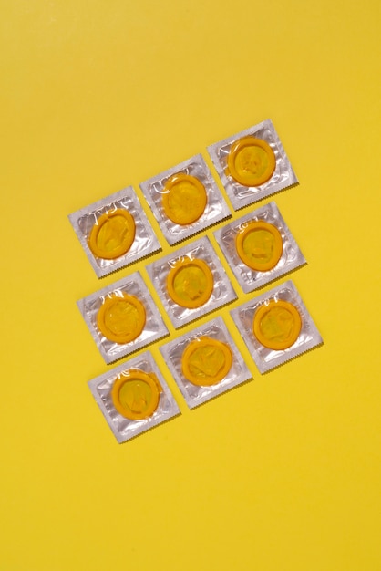 Vista superior arreglo de condones amarillos