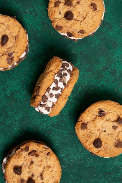 Foto gratuita vista superior del arreglo de deliciosas galletas