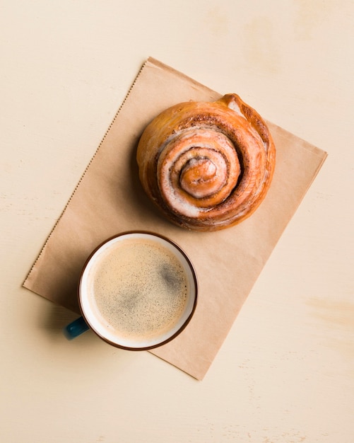 Vista superior arreglo de desayuno con café y pastelería