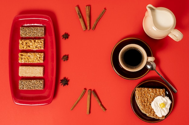 Foto gratuita vista superior arreglo de desayuno dulce sobre fondo liso