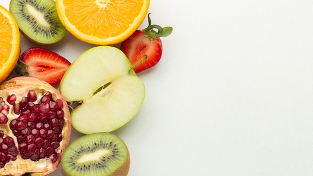Vista superior del arreglo de frutas frescas