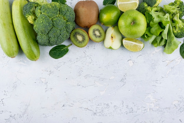 Vista superior de arreglo de frutas y verduras verdes