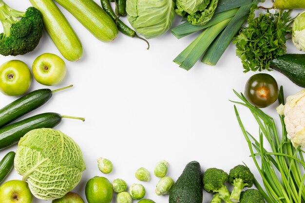 Vista superior arreglo de frutas y verduras verdes