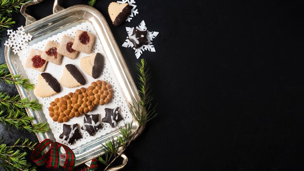 Vista superior arreglo de galletas de navidad con espacio de copia