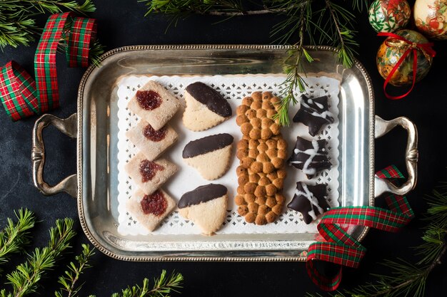 Vista superior arreglo de galletas de navidad