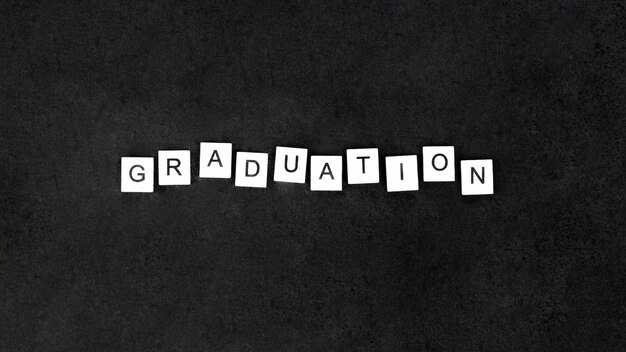 Vista superior arreglo de graduación festiva con letras en cubos
