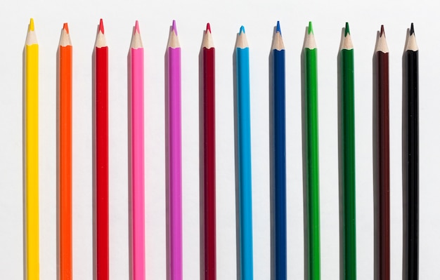 Vista superior arreglo de lápices de colores