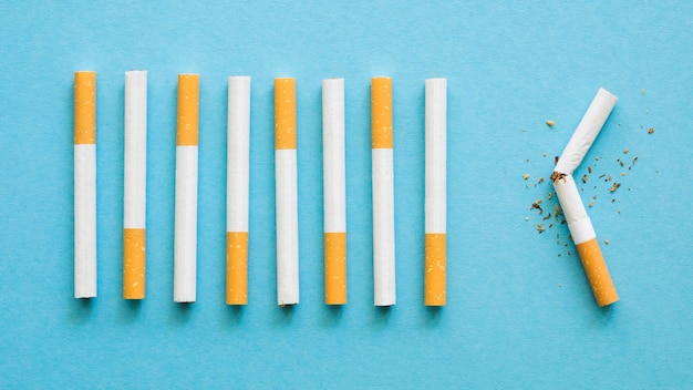 Vista superior del arreglo de malos hábitos de cigarrillos