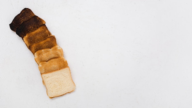 Vista superior del arreglo de pan tostado