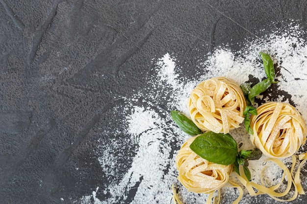 Foto gratuita vista superior del arreglo de pasta con espacio de copia