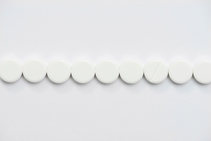 Foto gratuito vista superior arreglo de pastillas blancas