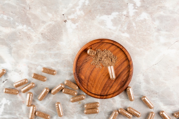 Foto gratuita vista superior arreglo con pastillas en mesa de mármol