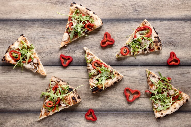 Foto gratuito vista superior arreglo de rebanadas de pizza