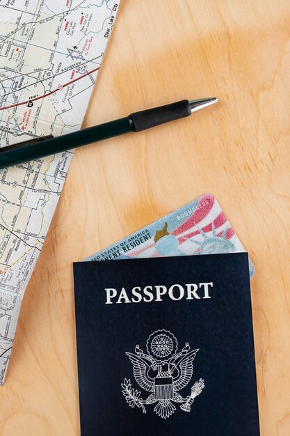 Vista superior arreglo de tarjeta verde y pasaporte