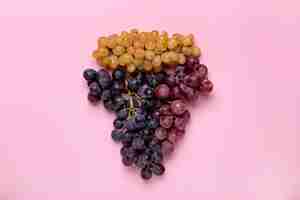 Foto gratuita vista superior arreglo de uvas diferentes