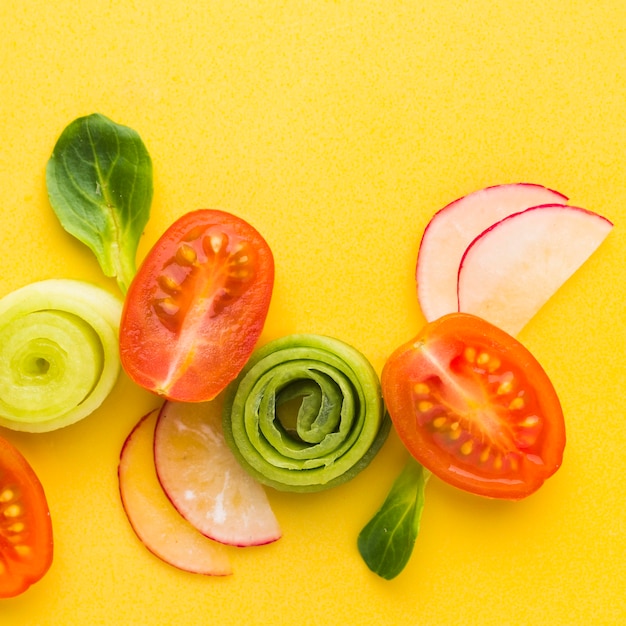 Foto gratuita vista superior del arreglo de verduras cortadas