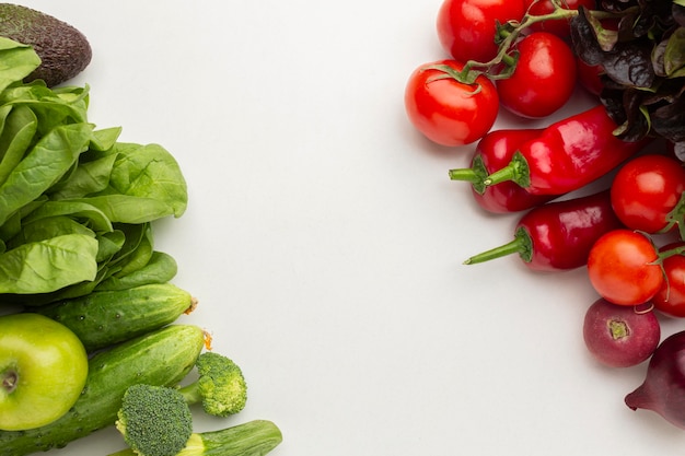 Foto gratuita vista superior de arreglo de verduras frescas