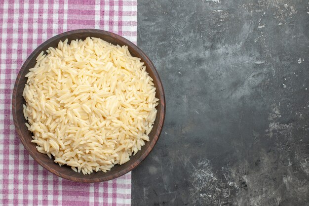 Vista superior de arroz blanco hervido en una olla de madera marrón