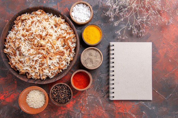 Vista superior de arroz cocido con condimentos en el piso oscuro comida plato foto comida oscura