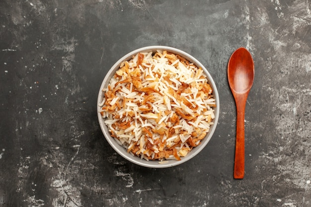 Foto gratuita vista superior del arroz cocido dentro de la placa en la superficie oscura plato oscuro comida oriental