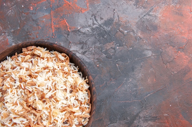 Vista superior de arroz cocido con rodajas de masa en el piso oscuro plato comida pasta comida oscura