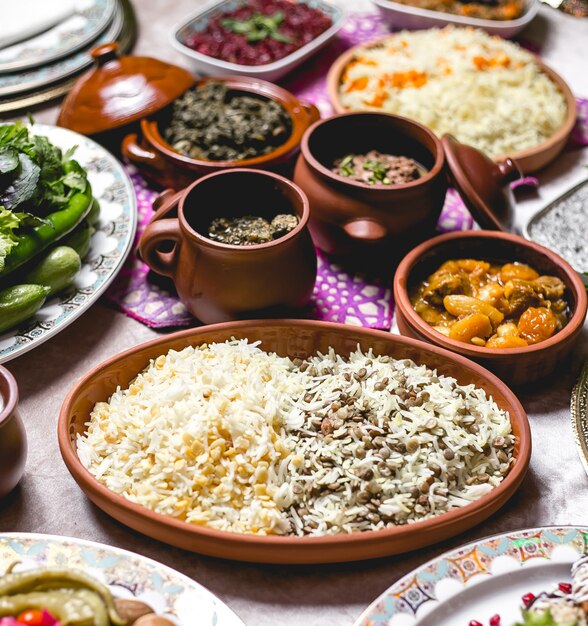 Vista superior arroz hervido en un plato con loby y frijoles y una variedad de salsa de carne