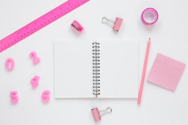 Foto gratuita vista superior de artículos de papelería rosa para matemáticas y ciencias