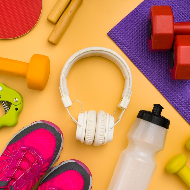 Vista superior de auriculares con elementos deportivos esenciales.