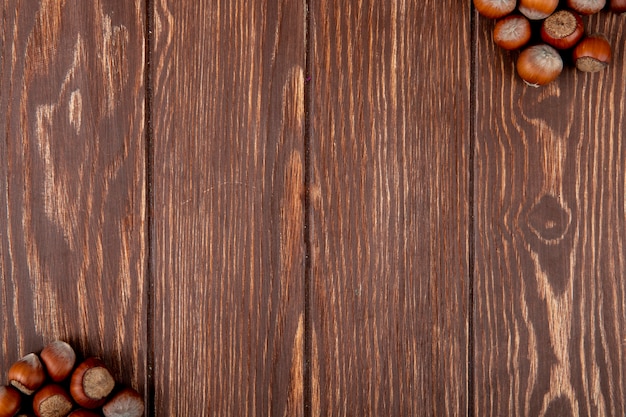 Vista superior de avellanas aisladas sobre fondo de madera