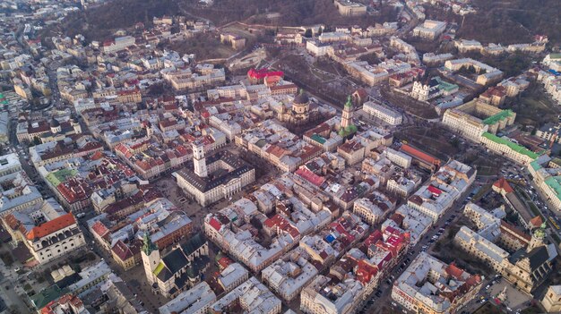 Vista superior del ayuntamiento en casas en Lviv, Ucrania. El casco antiguo de Lviv desde arriba.