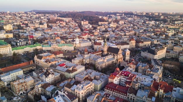 Vista superior del ayuntamiento en casas en Lviv, Ucrania. El casco antiguo de Lviv desde arriba.
