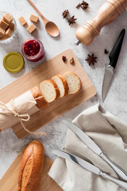 Vista superior de baguette en rodajas con mermelada y miel