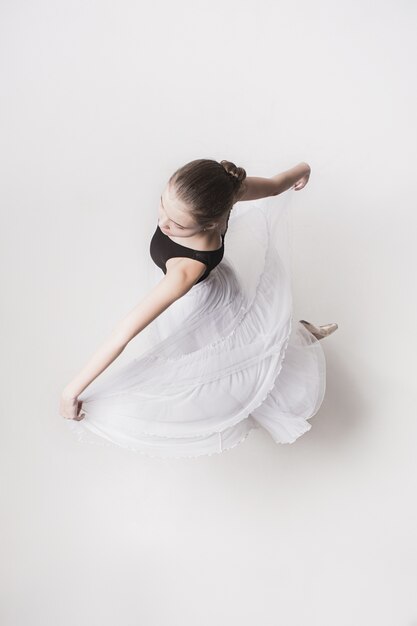 La vista superior de la bailarina adolescente en blanco