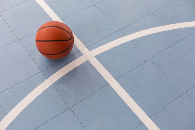 Vista superior de baloncesto en clase de gimnasia