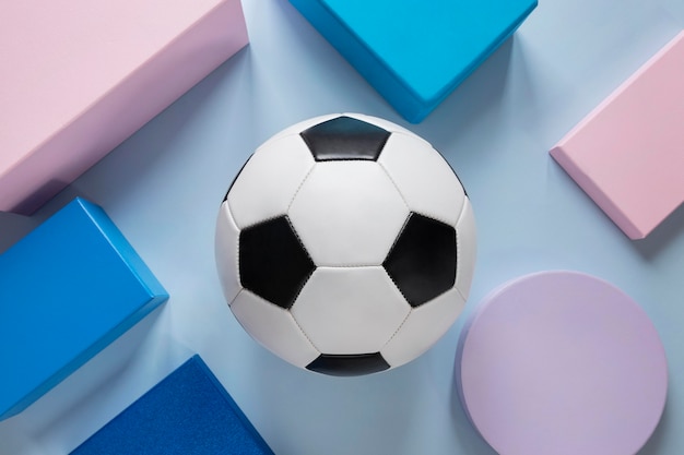 Vista superior de balones de fútbol con formas de papel