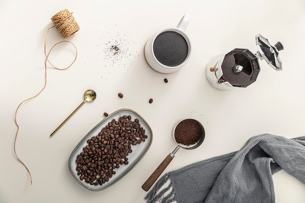 Foto gratuita vista superior de la bandeja con granos de café y taza