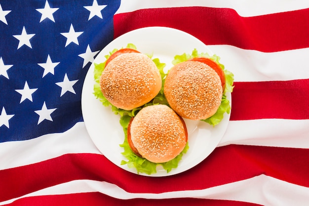 Vista superior de la bandera americana con plato de hamburguesas