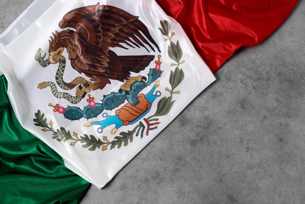 Vista superior bandera mexicana con águila en el piso