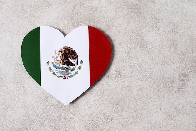 Vista superior de la bandera mexicana en forma de corazón