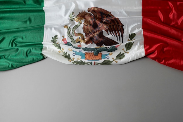 Vista superior de la bandera mexicana en el piso