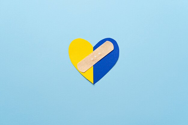 Vista superior bandera ucraniana corazón roto